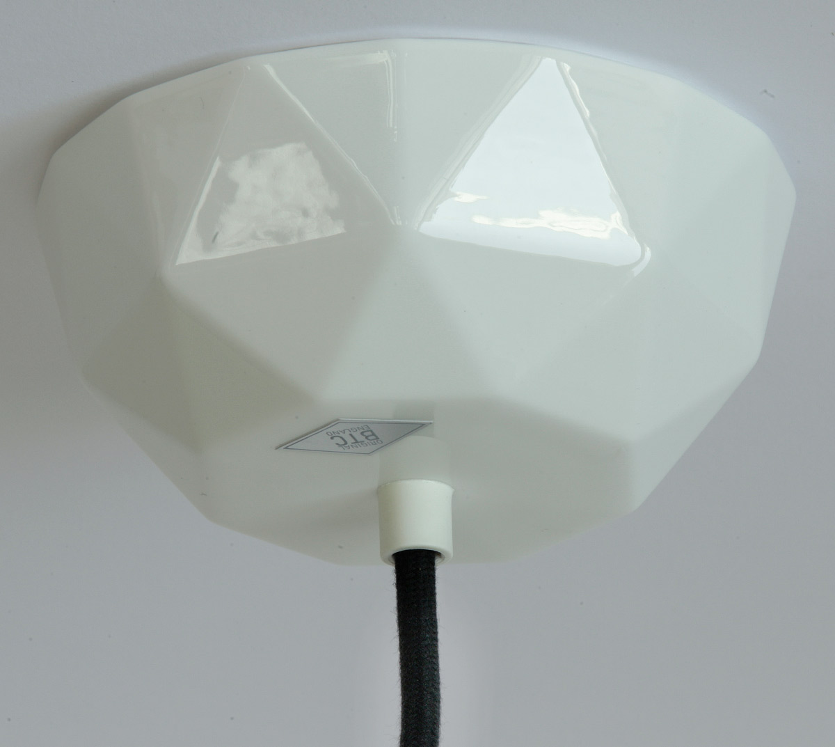 Bild 10: Auch der Baldachin ist aufwändig aus Knochenporzellan gefertigt Große Facetten-Hängeleuchten aus Porzellan HATTON 4 & 5: Auch der Baldachin ist aufwändig aus Knochenporzellan gefertigt