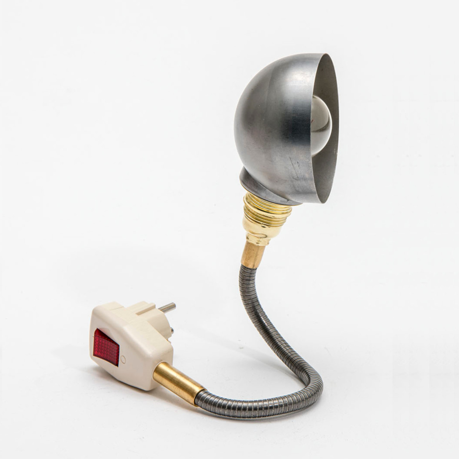 Steckerleuchte GLÜHWÜRMCHEN STAHL ROH mit Halbkugel-Reflektor Steckerleuchte GLÜHWÜRMCHEN STAHL ROH mit Halbkugel-Reflektor