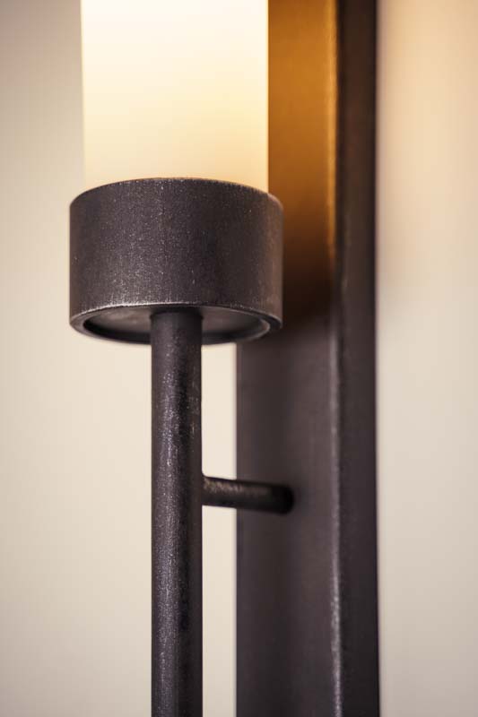 Bild 3: „Eisen natur“ Hohe Wandleuchte mit Opalglas-Zylinder, Schmiedeeisen WL3715: „Eisen natur“