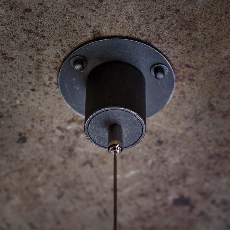 Bild 5: Einer von vier Aufhängungspunkten, hier in „Eisen Natur“ Geschmiedeter Ring-Hängeleuchter HL2674 mit Downlights, Ø 140 cm: Einer von vier Aufhängungspunkten, hier in „Eisen Natur“