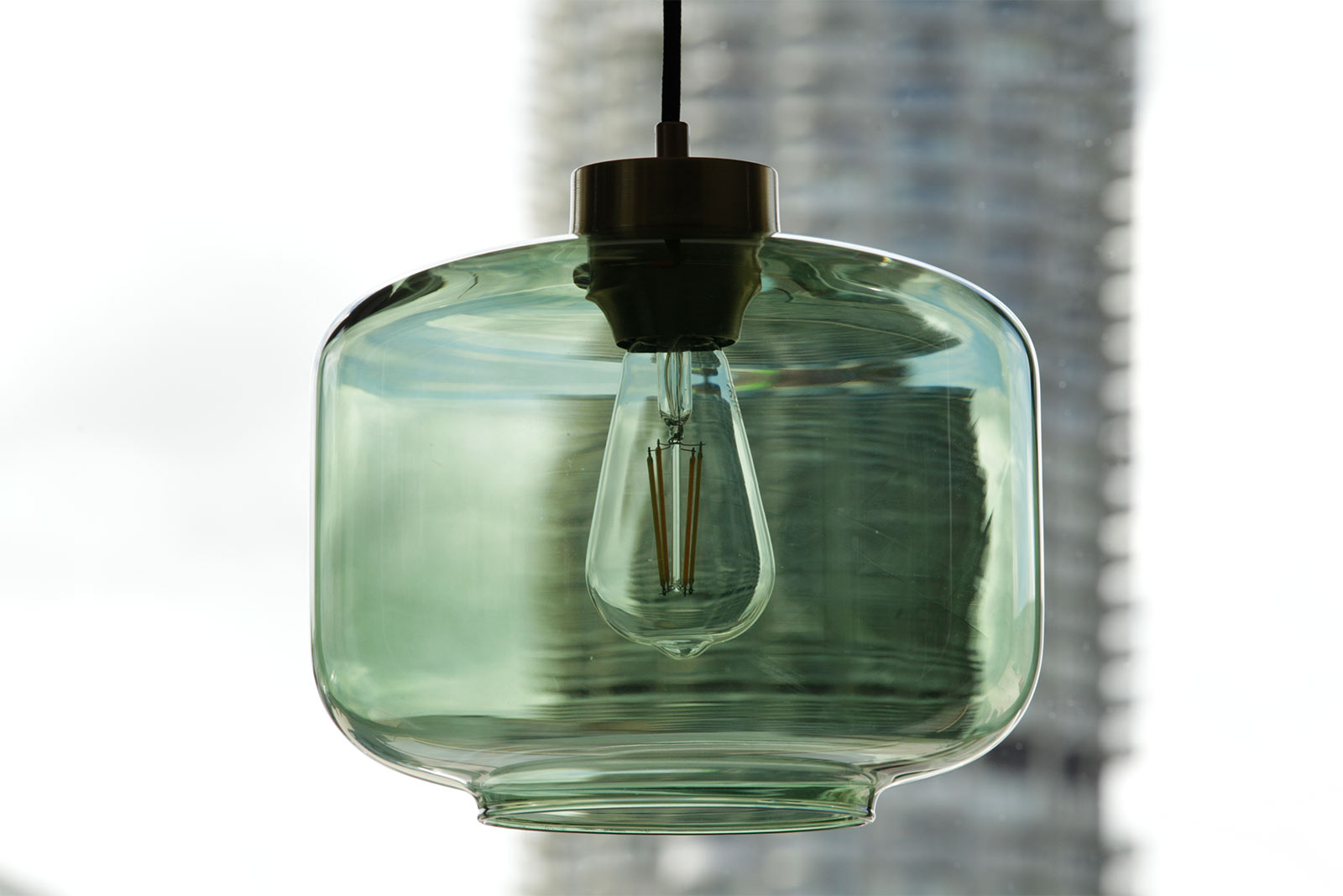 Glas-Pendelleuchte in verschiedenen Glasfarben DJAVA: Glas-Hängeleuchte DJAVA, (in grün, Metallteile in Messing) –  hier mit „Edison“-Filament-LED-Birne