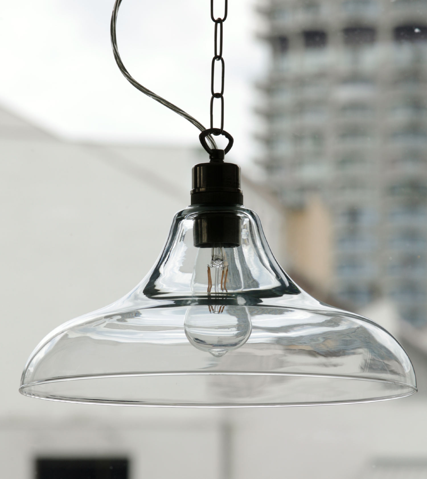 Bild 4: Pendelleuchte mit klarem, geschwungenem Glasschirm, Ø 37 cm, hier „alt-silbern patiniert“ Pendelleuchte mit klarem Glasschirm Ø 37 cm: Pendelleuchte mit klarem, geschwungenem Glasschirm, Ø 37 cm, hier „alt-silbern patiniert“