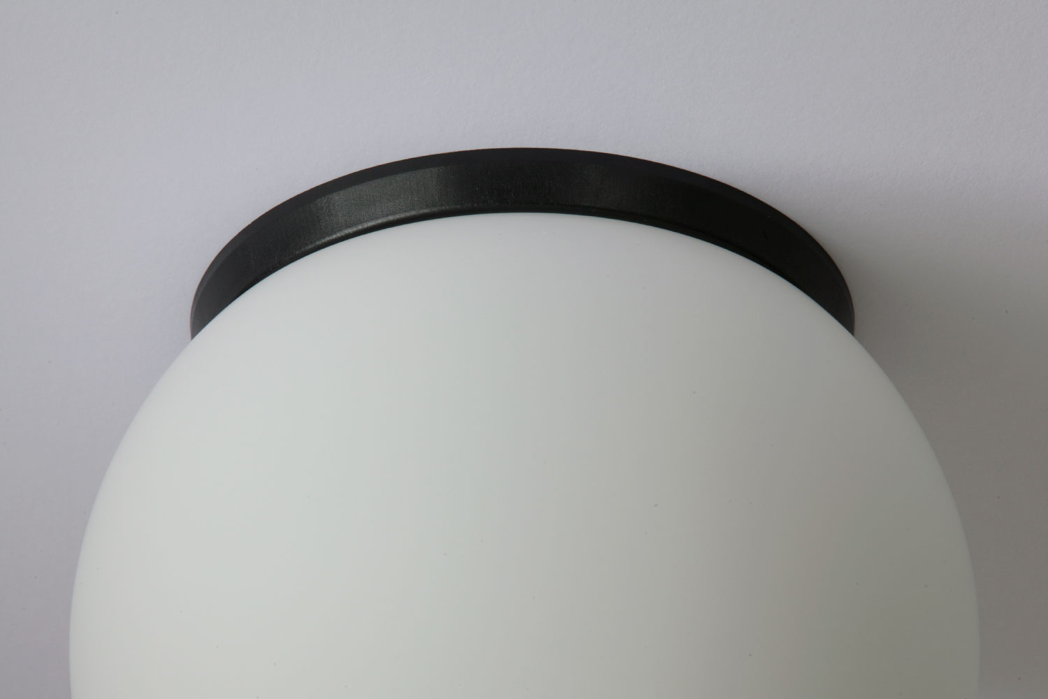 Bild 5: Sockel in Schwarz (Polycarbonat) Schlichte Kugel-Deckenleuchte aus Opalglas SPHERA, IP65, Ø 20–40 cm: Sockel in Schwarz (Polycarbonat)