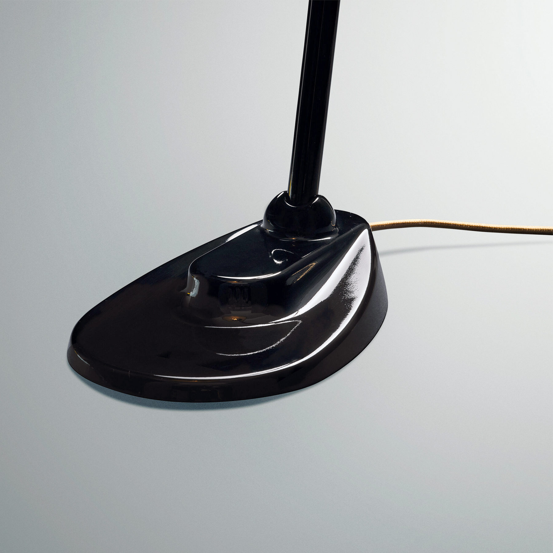 Bild 4: Der klassische, massive Fuß mit Gelenk Bauhaus-Stehleuchte Modell 967-S: Der klassische, massive Fuß mit Gelenk