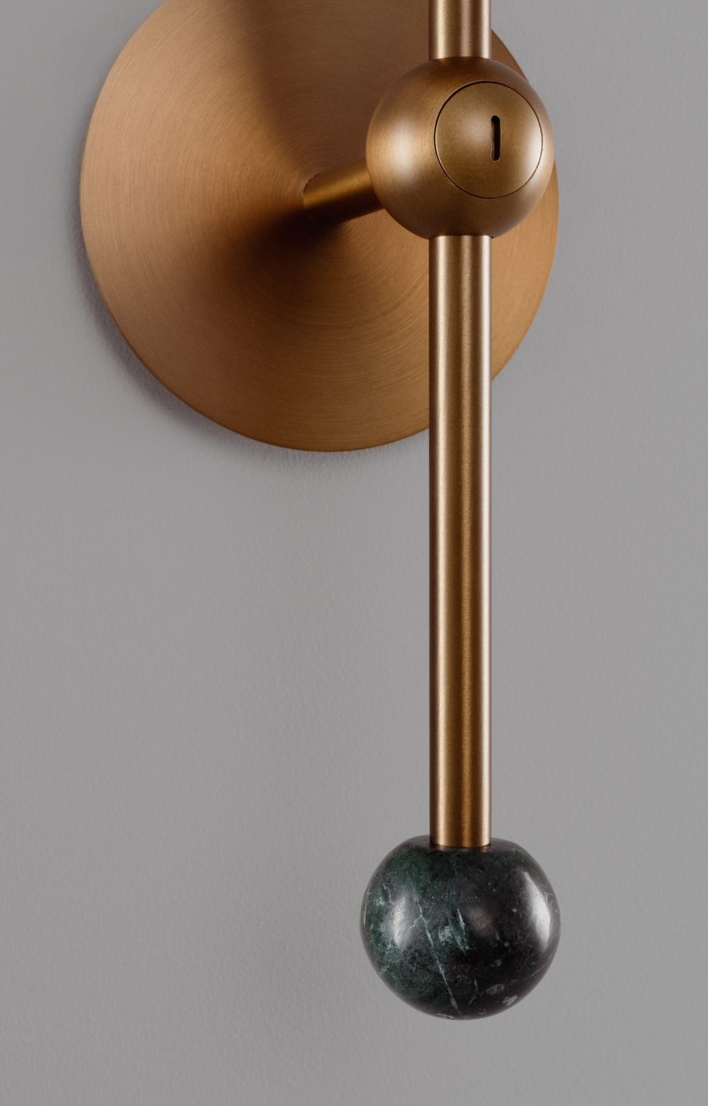 BABYLON SINGLE Sculptural Wall Light in Brass and Natural Marble: Vintage Messing – Verde Alpi