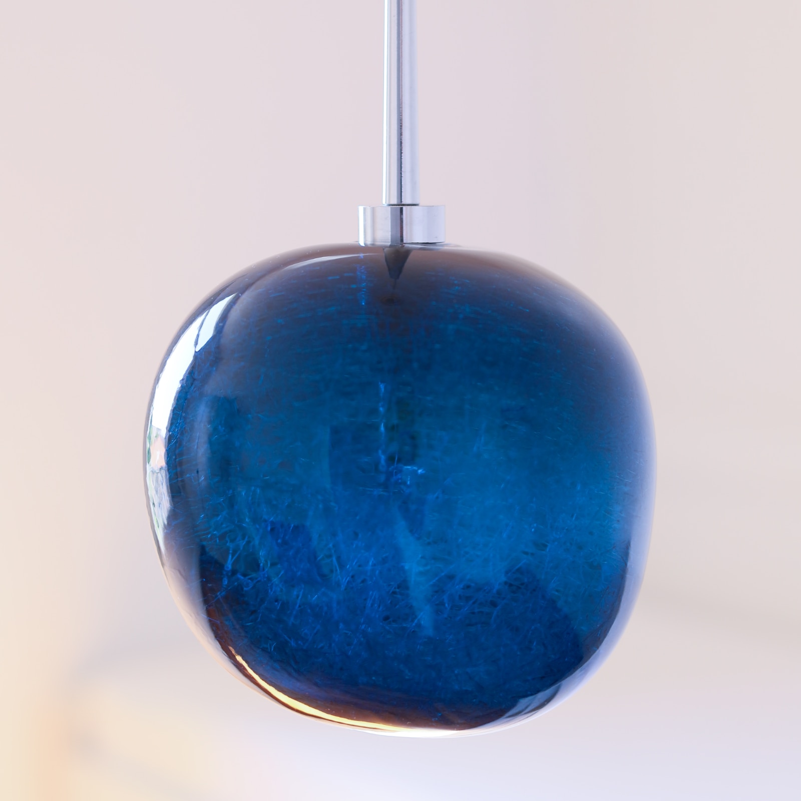 Bild 8: Auch im ausgeschalteten Zustand schön: die nachtblaue Variante Kleine Hängeleuchte GALET mit bunter Glaskugel, drei Farben: Auch im ausgeschalteten Zustand schön: die nachtblaue Variante