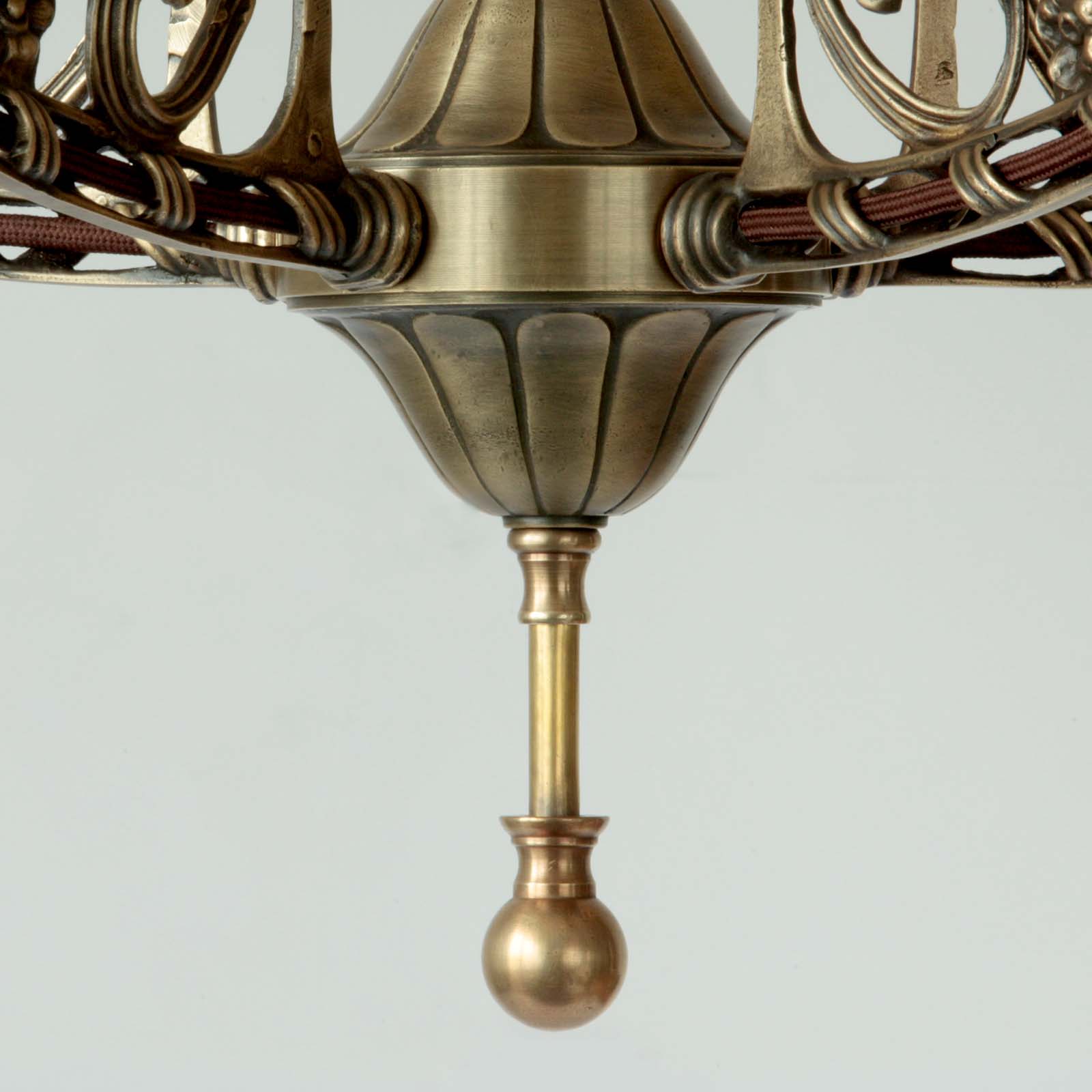 5-armiger Jugendstil-Leuchter mit nach oben gerichteten Glasschalen: Antik handpatiniert (Altmessing) 