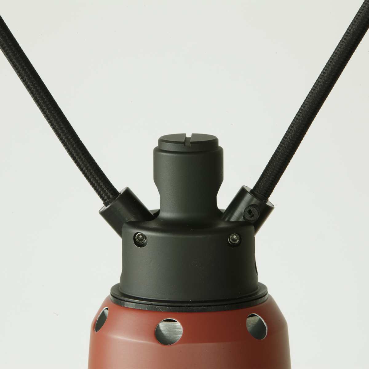 Bild 4: Die Kabel sind mit seitlich beweglichen Zugentlastern befestigt, um die Trapez-Aufhängung sauber zu hängen Flexible Pendelleuchten-Kombination mit Trapez Les Acrobates N° 324: Die Kabel sind mit seitlich beweglichen Zugentlastern befestigt, um die Trapez-Aufhängung sauber zu hängen