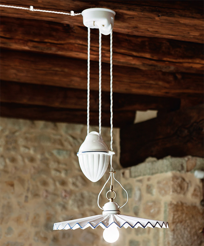 PIEGA Keramik-Pendelleuchte mit plissiertem 42 cm-Schirm: Typisch für italienische Landhäuser: Eine Zugpendelleuchte aus Keramik über dem Esstisch. Farbige Ränder auf Anfrage.