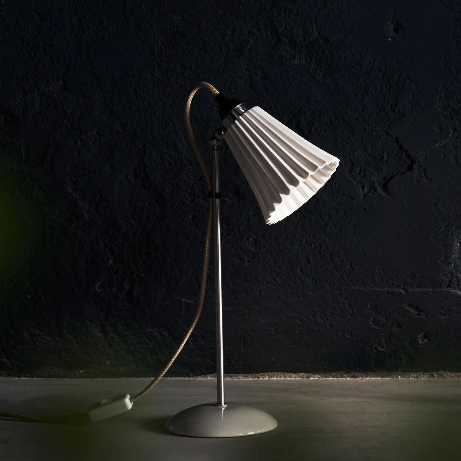 Charming bedside lamp made of porcelain, Fig. 11