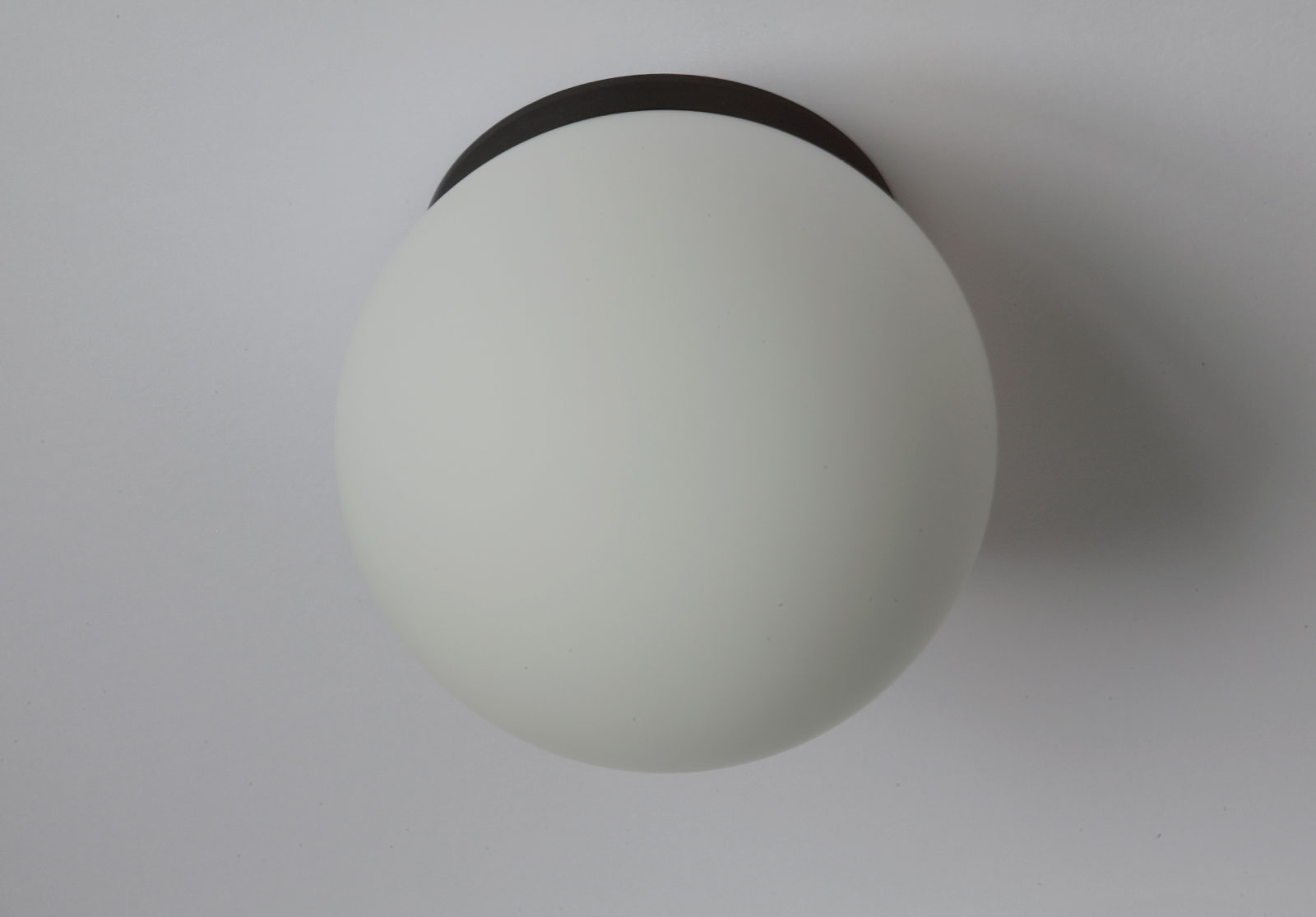 Bild 4: Kugel-Deckenleuchte, Ø 20 cm, schwarzer Sockel Schlichte Kugel-Deckenleuchte aus Opalglas SPHERA, IP65, Ø 20–40 cm: Kugel-Deckenleuchte, Ø 20 cm, schwarzer Sockel