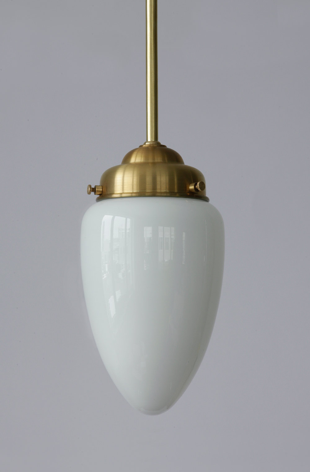 Stab-Pendelleuchte mit Zapfen-Opalglas: Stab-Pendelleuchte mit zapfenförmigem Opalglas, hier in Messing natur