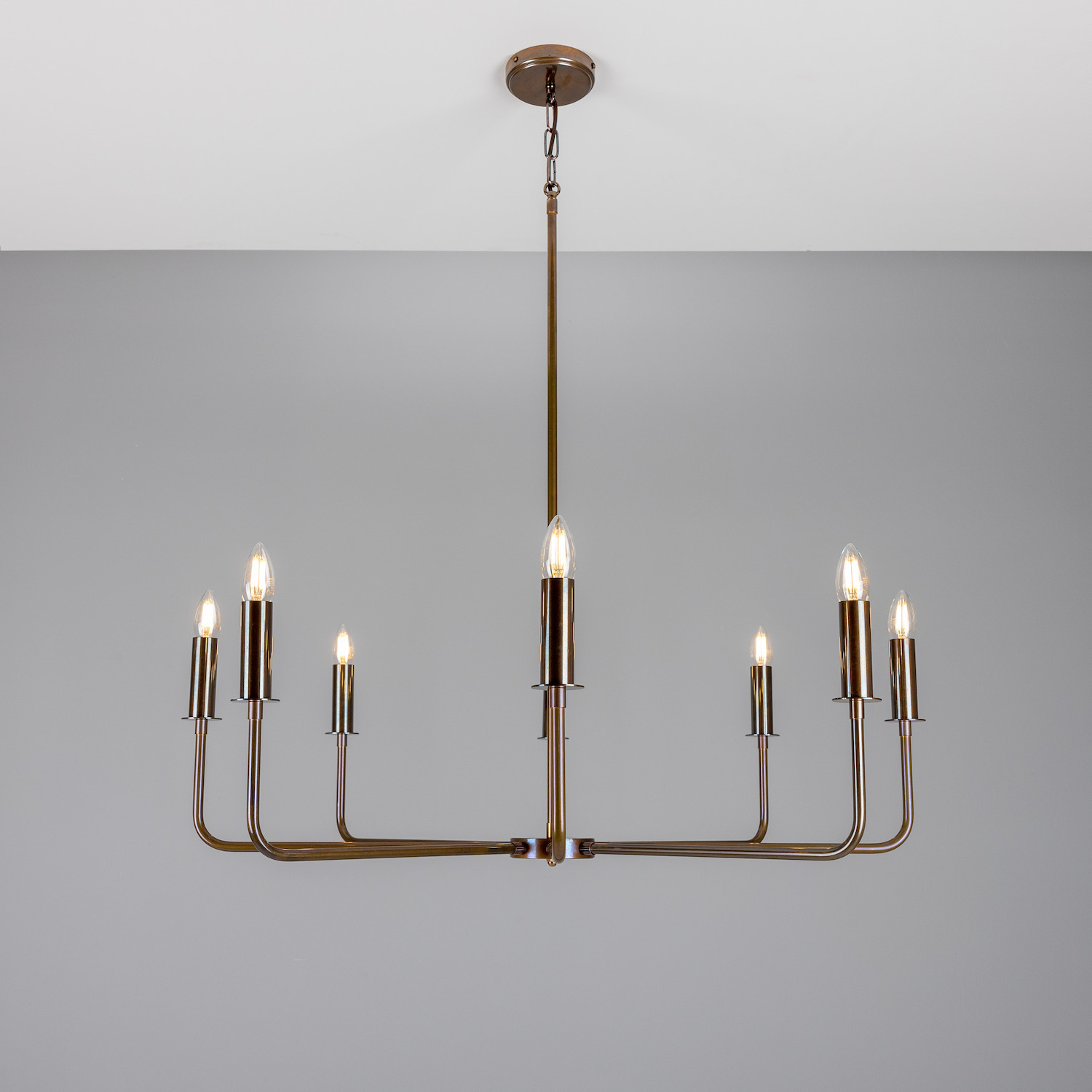 Modern Eight-Light Chandelier: Alt-Messing patiniert