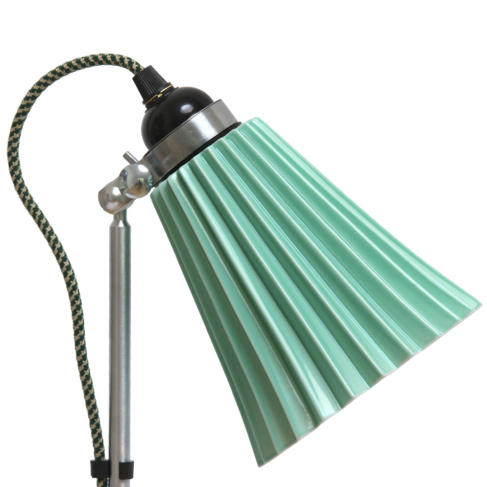 Charmante Nachttischlampe aus Porzellan HECTOR PLEAT: Der Porzellanschirm des großen Modells in Grün (ausgeschaltet)