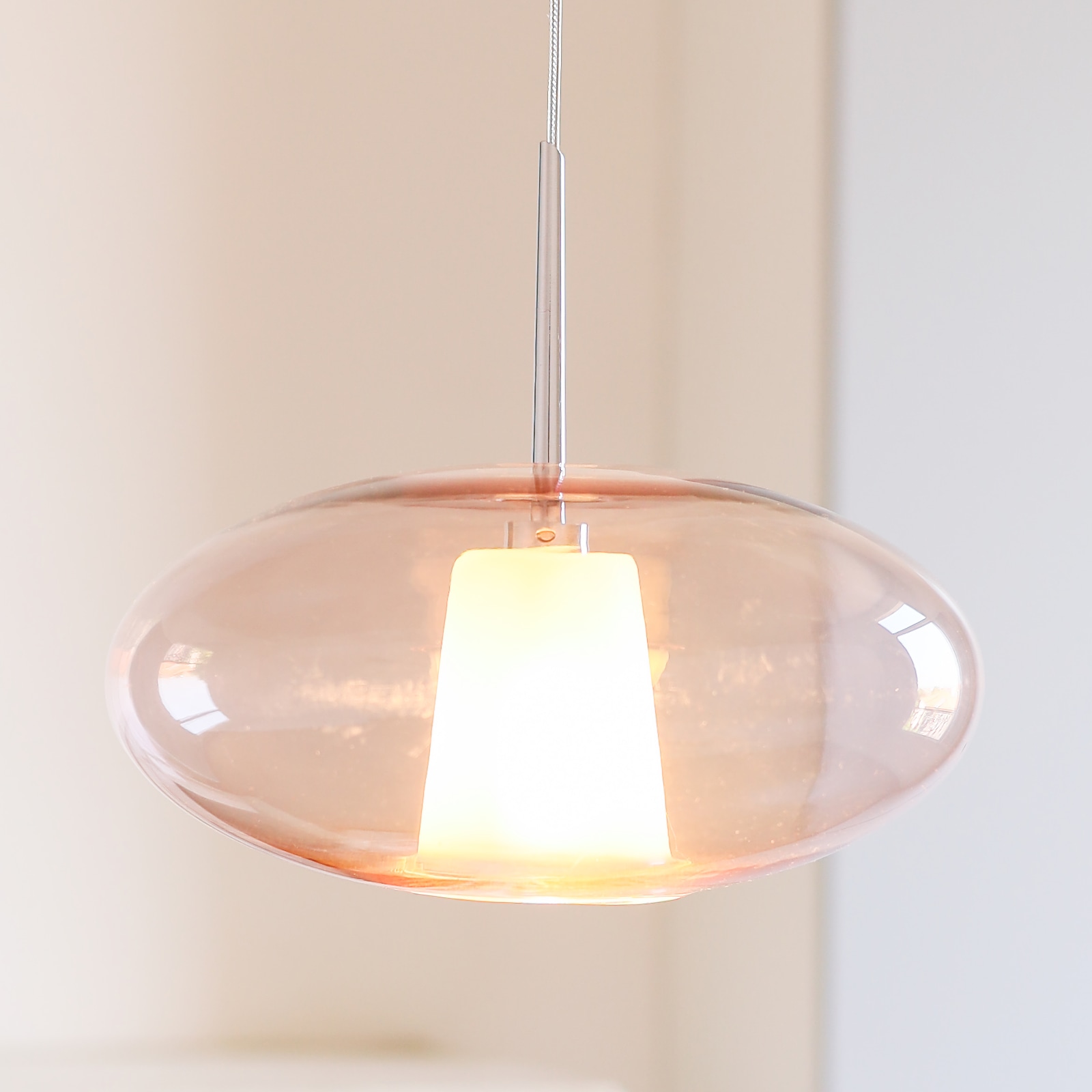 Glas-Pendelleuchte mit rosafarbenem Rauchglas Glas-Pendelleuchte mit rosafarbenem Rauchglas