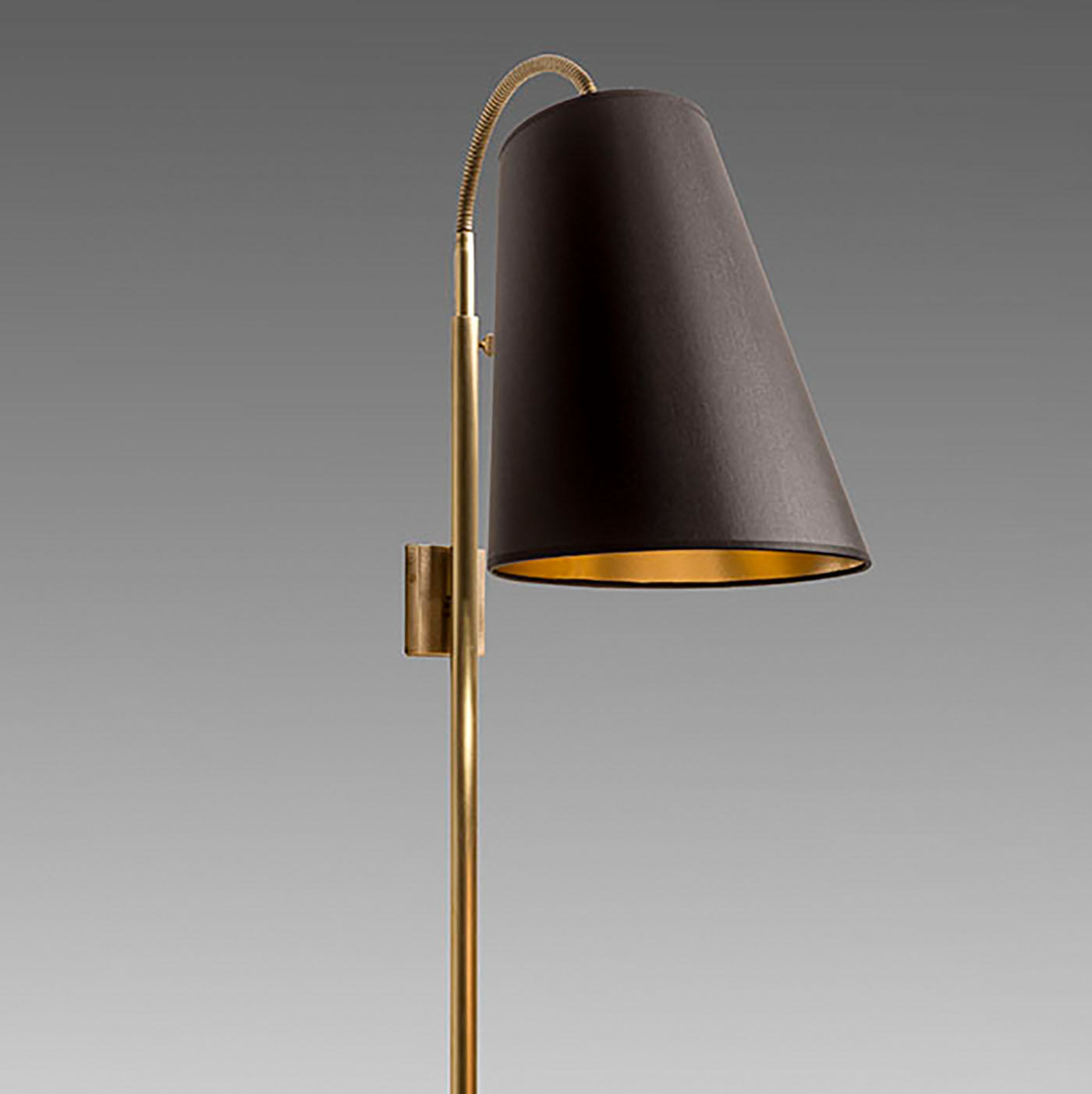 Adjustable French Wall Light with Small Textile Shade ALL350: Das Modell in natur matt satiniert, hier mit schwarz-goldenem Textilschirm (bitte anfragen).