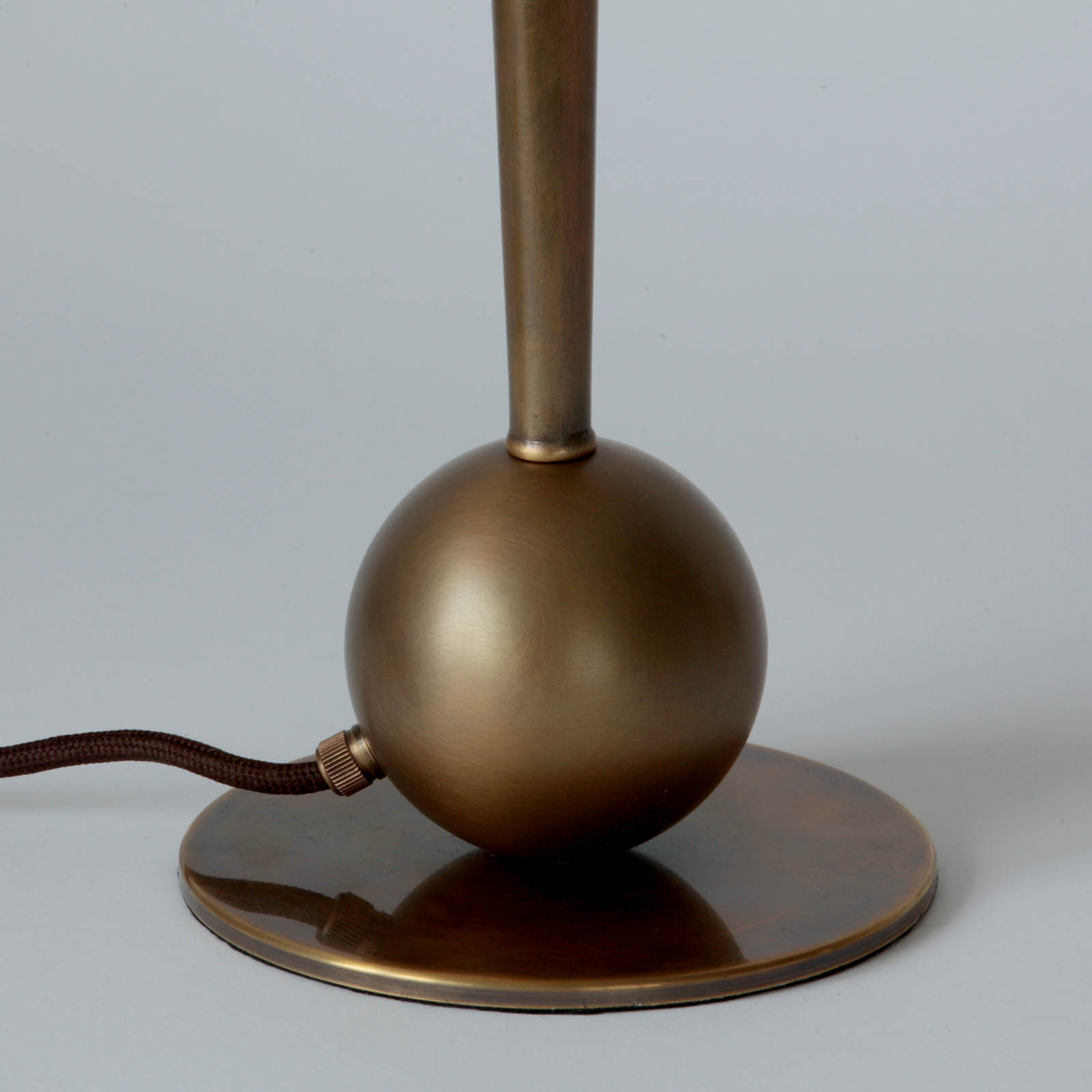 Art Deco Brass Table Lamp with Glass Shade: Oberfläche antik handpatiniert (Altmessing) 