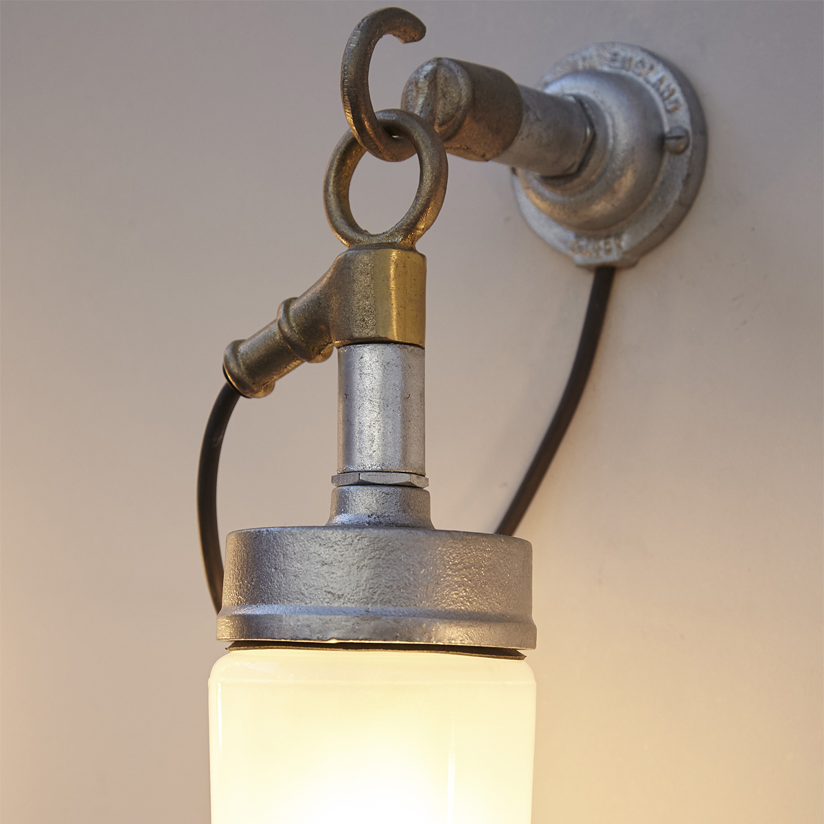 Verzinkte Loft-Wandlampe mit Bronzeguss-Aufhänger, Bild 8