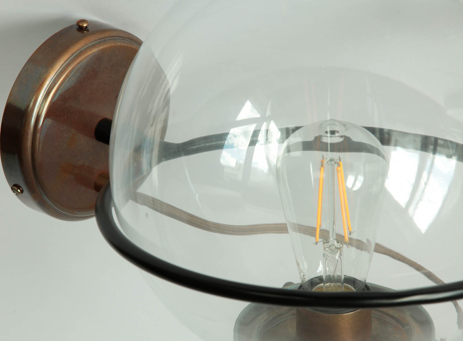 Bild 10: Altmessing patiniert Glaskugel-Wandleuchte mit Ringhalter, klar oder opal: Altmessing patiniert