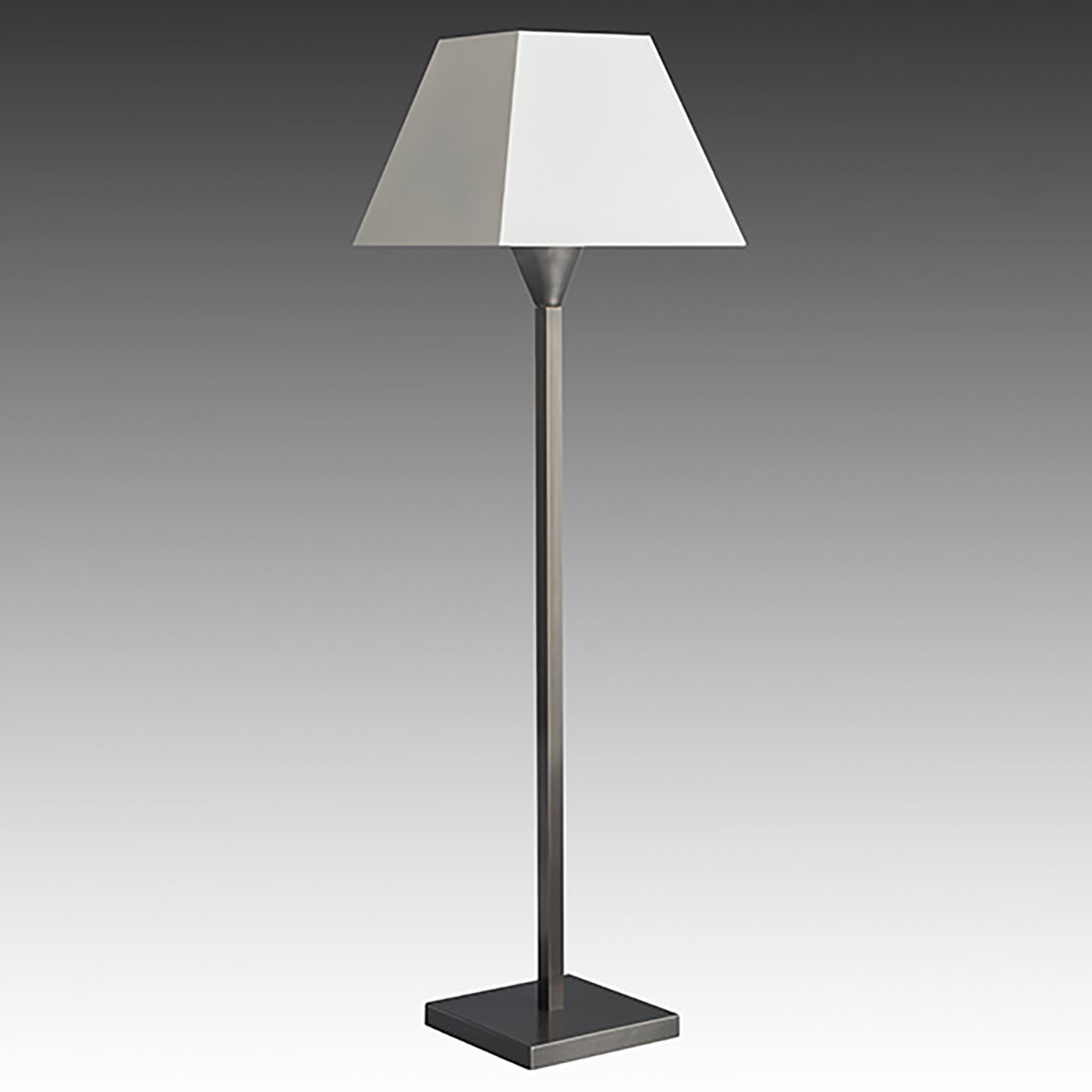 Klassisch schlichte Tischleuchte mit Textilschirm, drei Größen L122: hier Modell 3 in schwarz patiniert