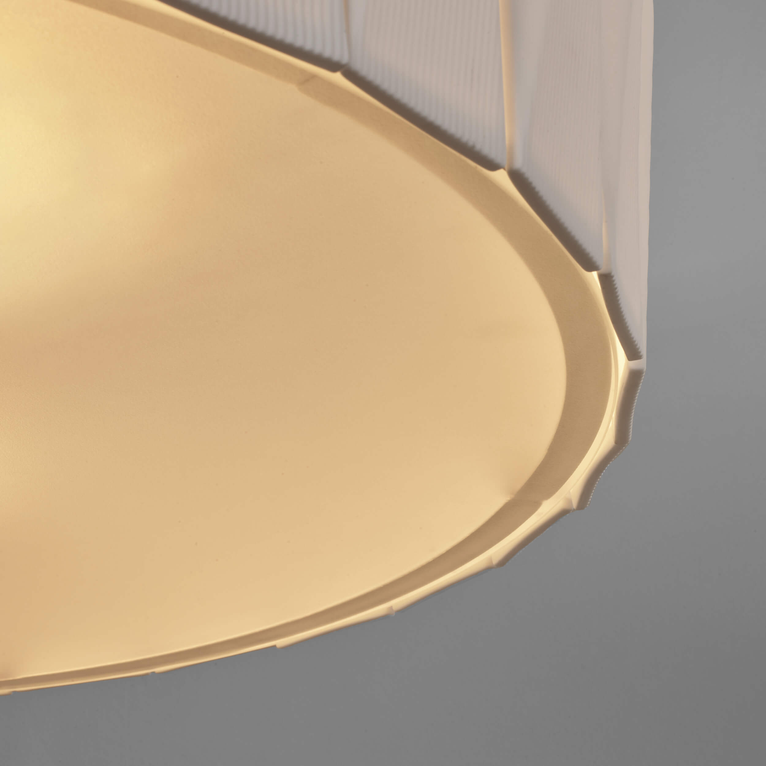 Großer runder Hängeleuchter aus Porzellan SHARD Ø 70/100 cm: Durch die Milchglas-Diffusorscheibe entsteht blendarmes Streulicht