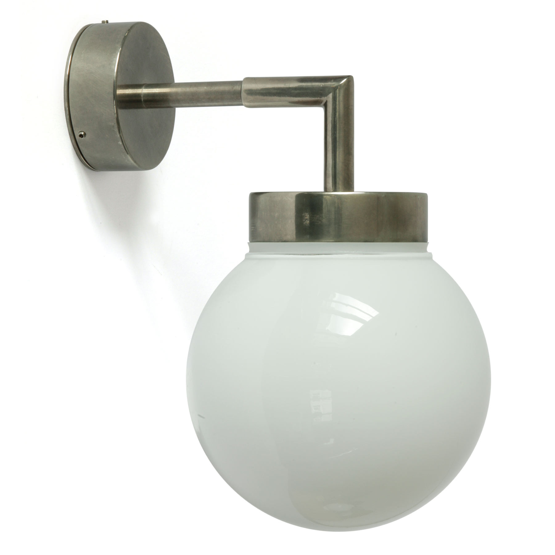 Badezimmer-Wandlampe mit Glaskugel, Ø 15 cm: Badezimmer-Wandleuchte mit Glaskugel Ø 15 cm, hier Messing alt-silbern patiniert, opales Glas