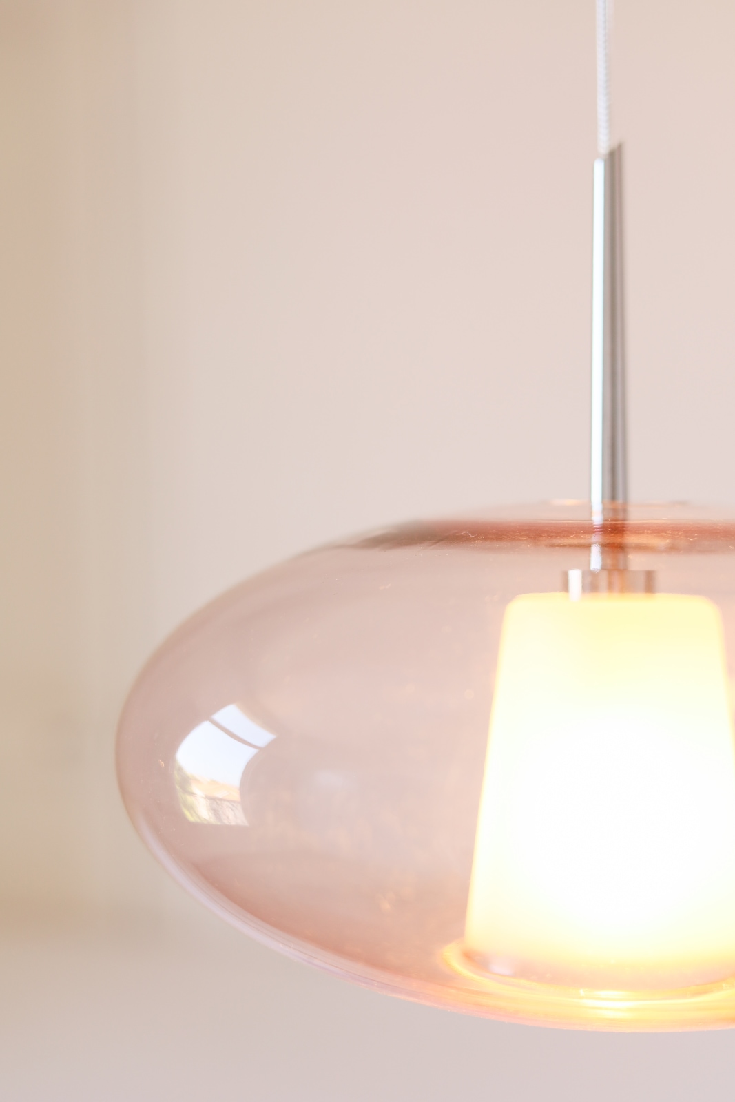 Glas-Pendelleuchte mit rosafarbenem Rauchglas, Bild 3 Glas-Pendelleuchte mit rosafarbenem Rauchglas, Bild 3