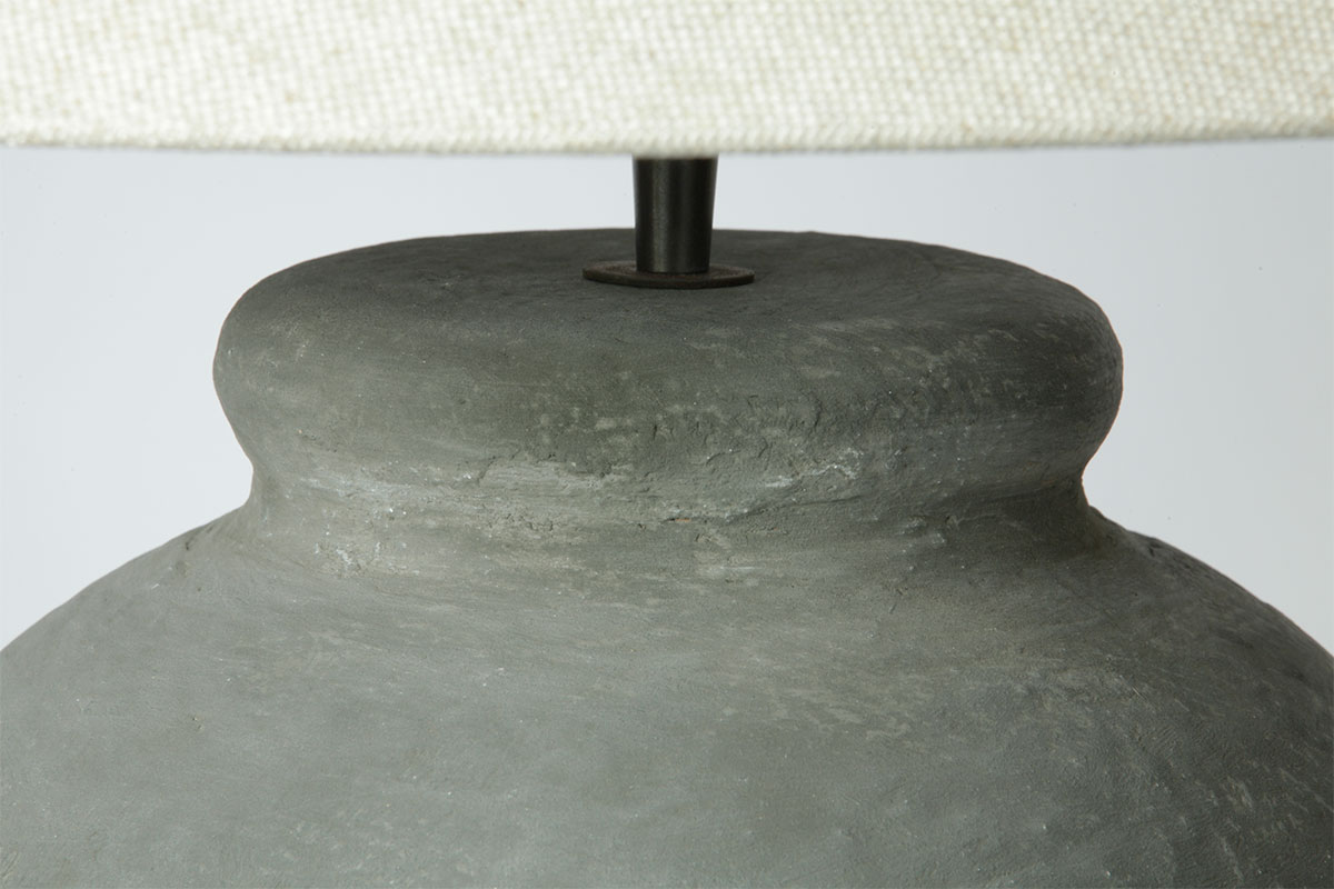 Getöpferte Tischleuchte VANI: Dunkle, graue Keramik-Ausführung