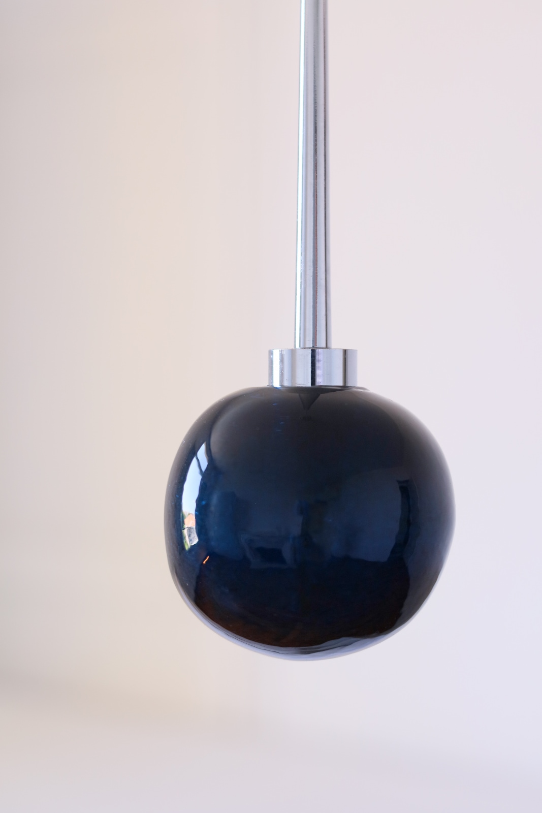 Kleine Hängeleuchte GALET mit bunter Glaskugel, drei Farben, Bild 10 Kleine Hängeleuchte GALET mit bunter Glaskugel, drei Farben, Bild 10