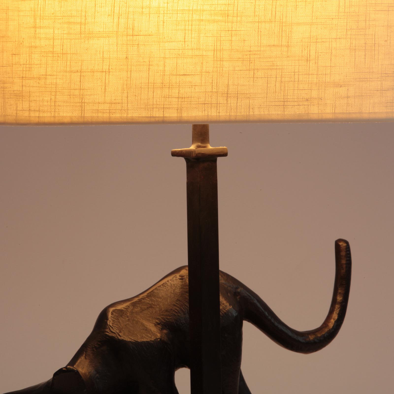 Bronzeguss-Leuchte LILI mit Katzenskulptur und Stoffschirm: Bronze brüniert, Textilschirm-Ausführung Écrue