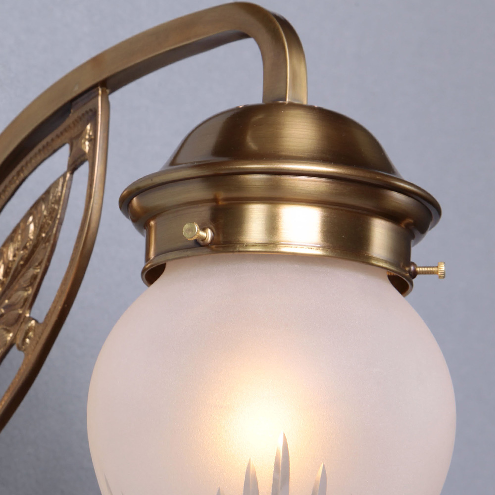 Jugendstil-Wandlampe mit Blattornament PANNONIA IV: Detail der Wandlampe in Messing, antik patiniert