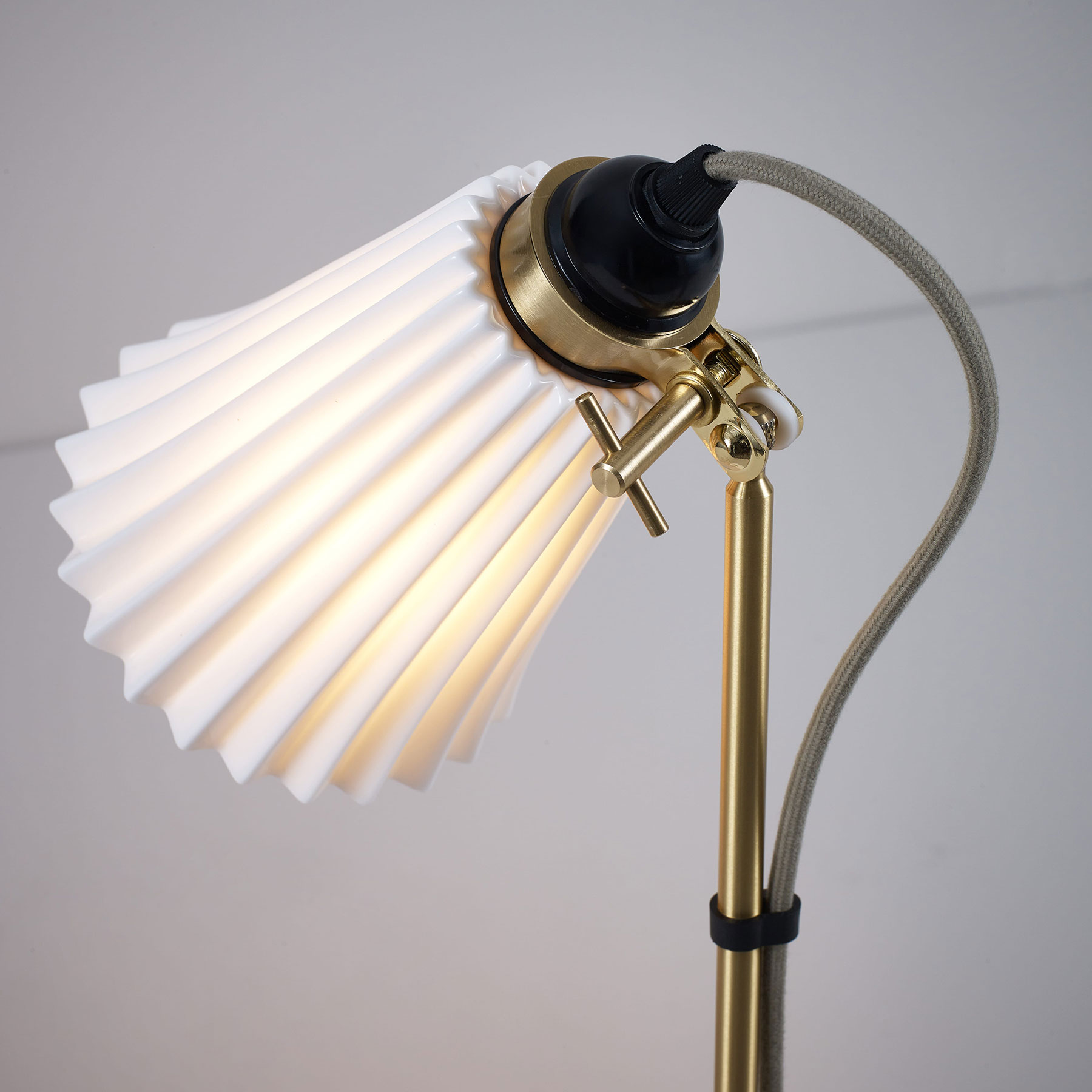Fig. 4: Die Ausführung mit Armaturen in Messing satiniert (+ grauem Baumwollkabel) HECTOR PLEAT Table Lamp in Brass Finish: Die Ausführung mit Armaturen in Messing satiniert (+ grauem Baumwollkabel)