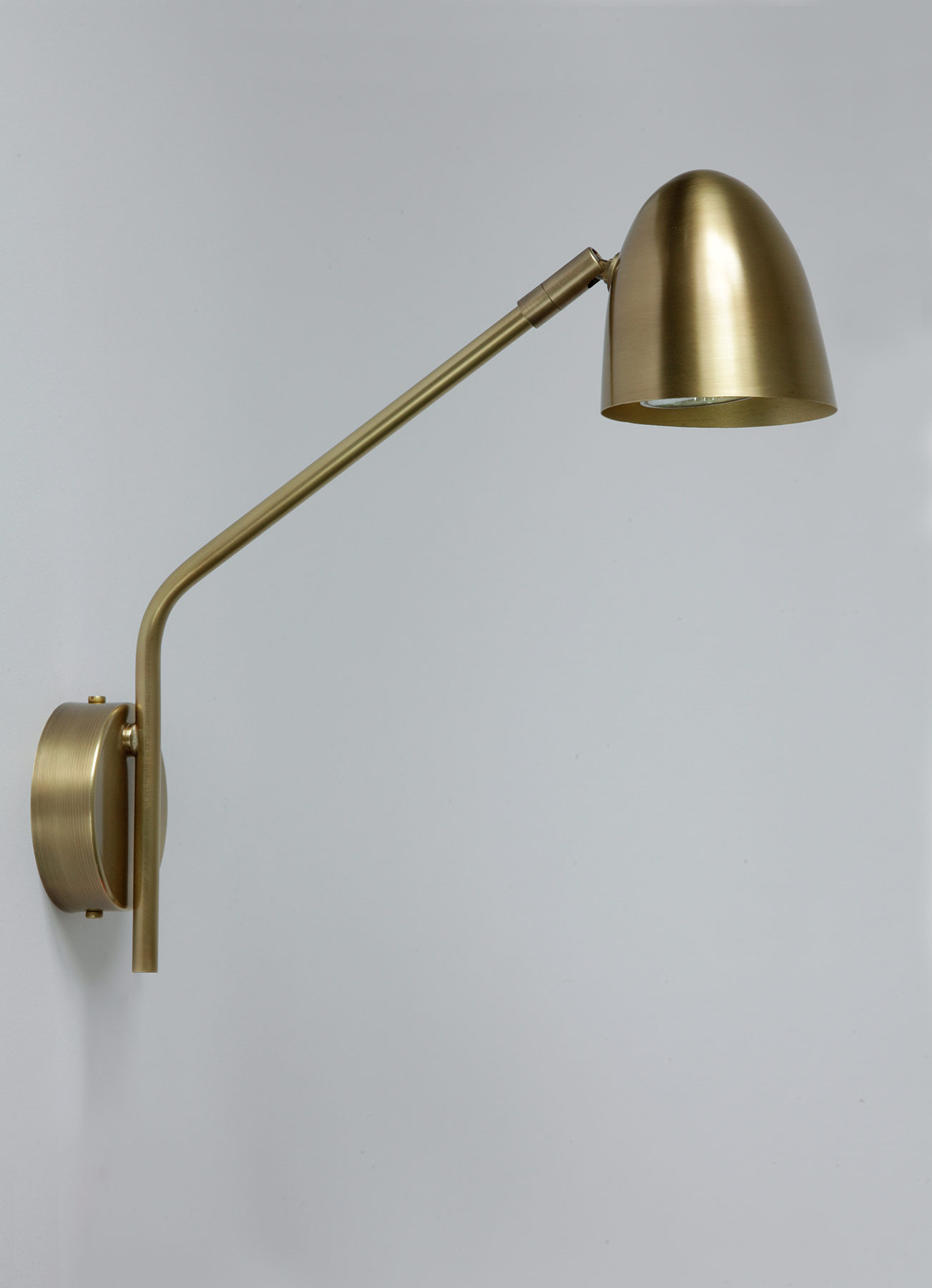 Bild 3: Ideal am Bett: elegante Wandleuchte mit schrägem Messing-Arm (für Strahler) Exklusive Messing-Wandleuchte mit kleinem Schirm SPRINTEUR: Ideal am Bett: elegante Wandleuchte mit schrägem Messing-Arm (für Strahler)