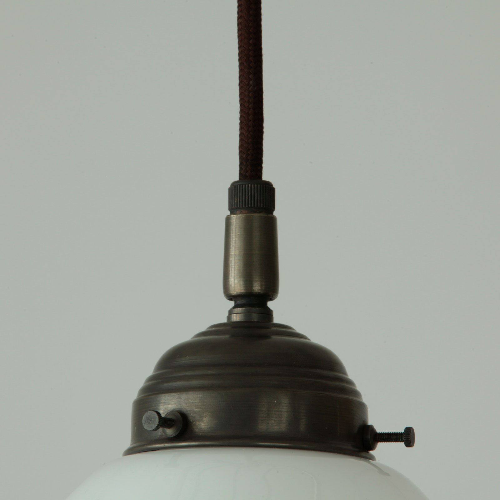 Kleine Pendelleuchte mit opalem Becher-Glasschirm (Ø 15 cm): Messing dunkelbraun patiniert (brüniert)