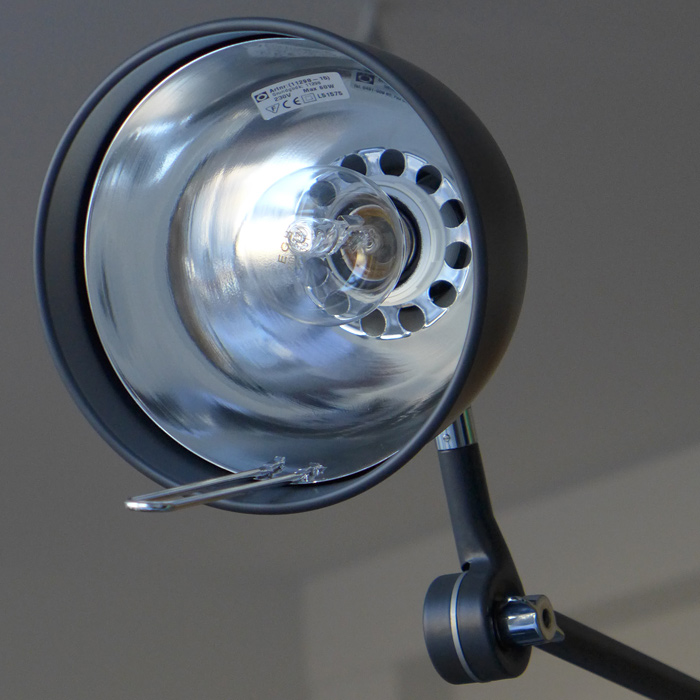 Robuste Klemm-Leuchte PJ65 aus Schweden: Mit verchromtem Innenreflektor und Haltebügel