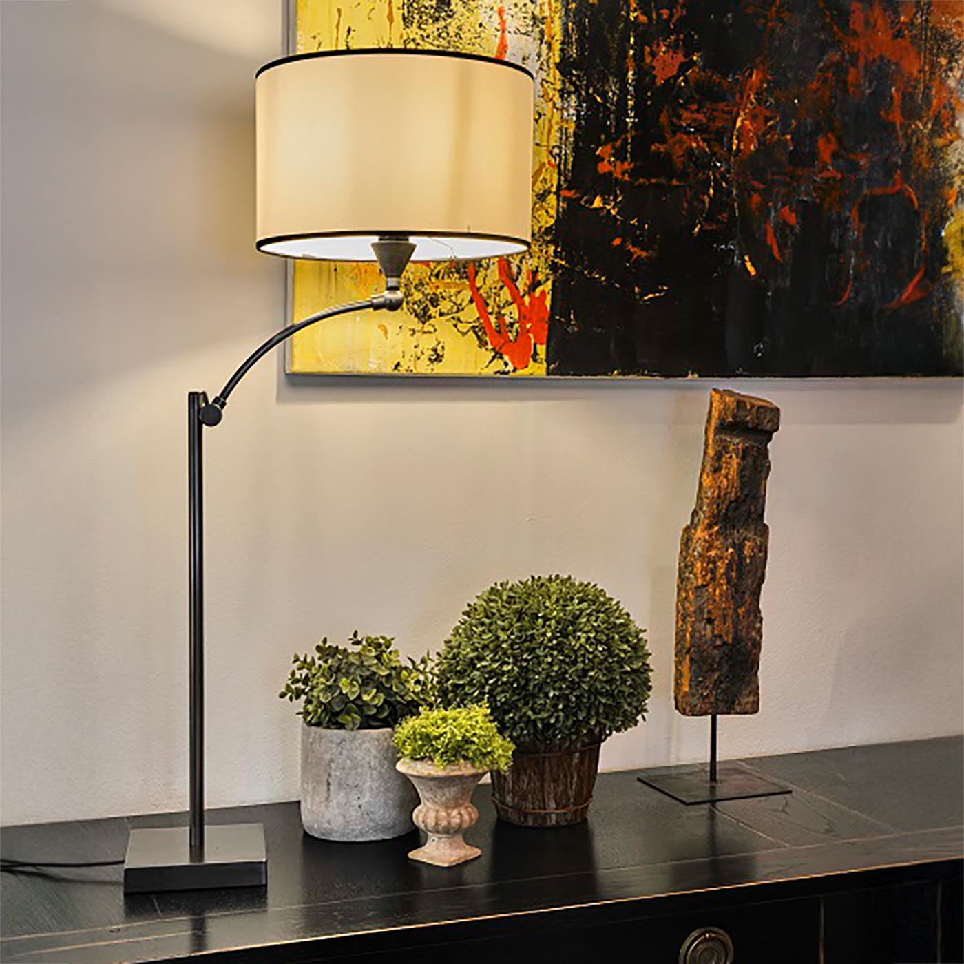 Ausleger-Tischleuchte aus Messing mit Stoffschirm L116: auch mit anderen Schirmformen erhältlich