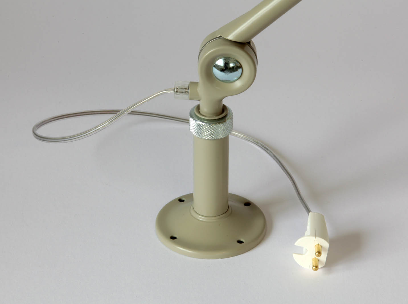 Bild 11: Das 50 cm lange transparente PVC Kabel endet in einem für Schweden üblichen Deckenstecker, der leicht entfernt werden kann. Einstellbare Gelenkarm-Deckenleuchten PJ50 und PJ52: Das 50 cm lange transparente PVC Kabel endet in einem für Schweden üblichen Deckenstecker, der leicht entfernt werden kann.