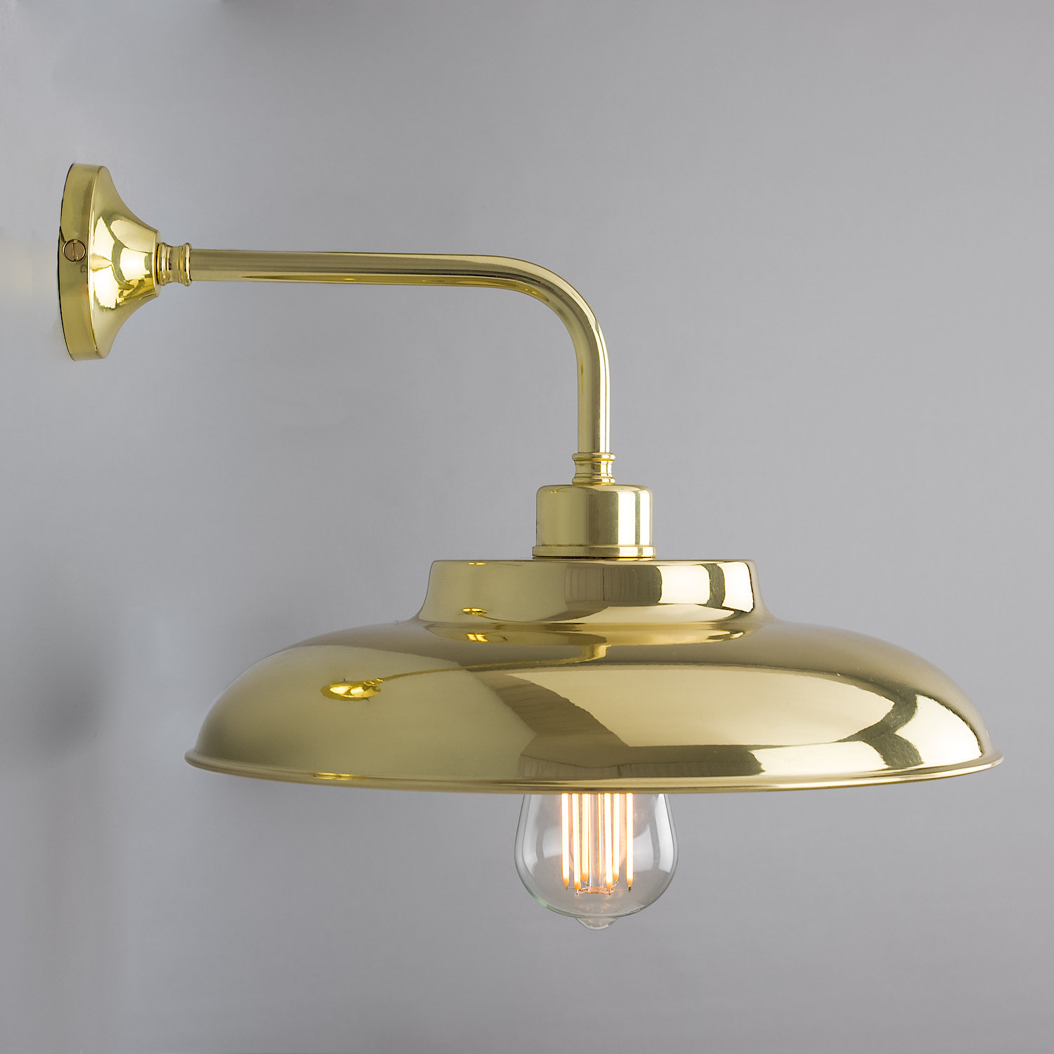 Industrial Wall Sconce With Flat Brass Shade: Messing poliert