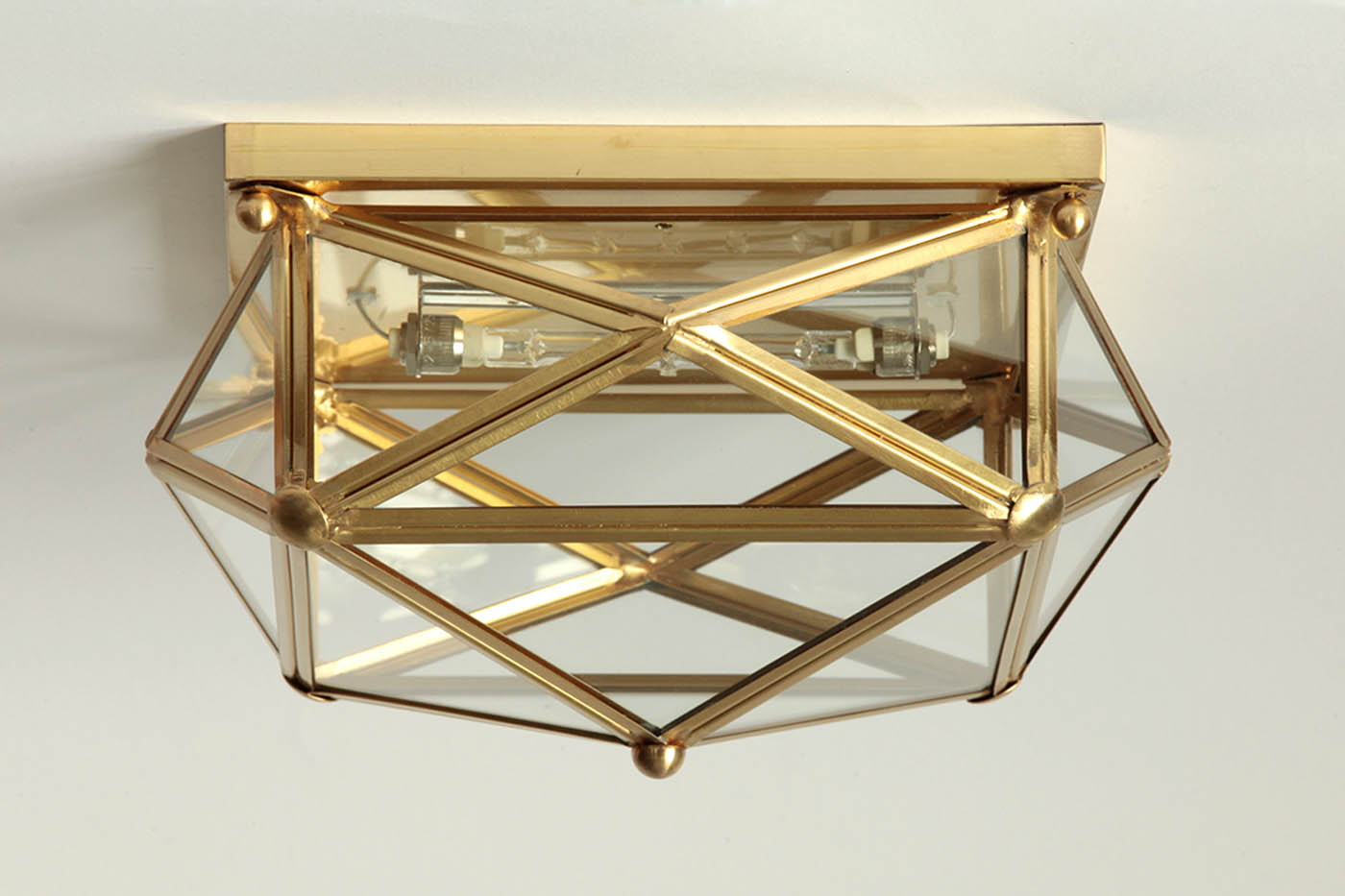 Bild 3: Messing Natur mit opal-weißem Glas Geometrische Deckenleuchte mit verglastem Messing-Gehäuse, 3 Größen: Messing Natur mit opal-weißem Glas