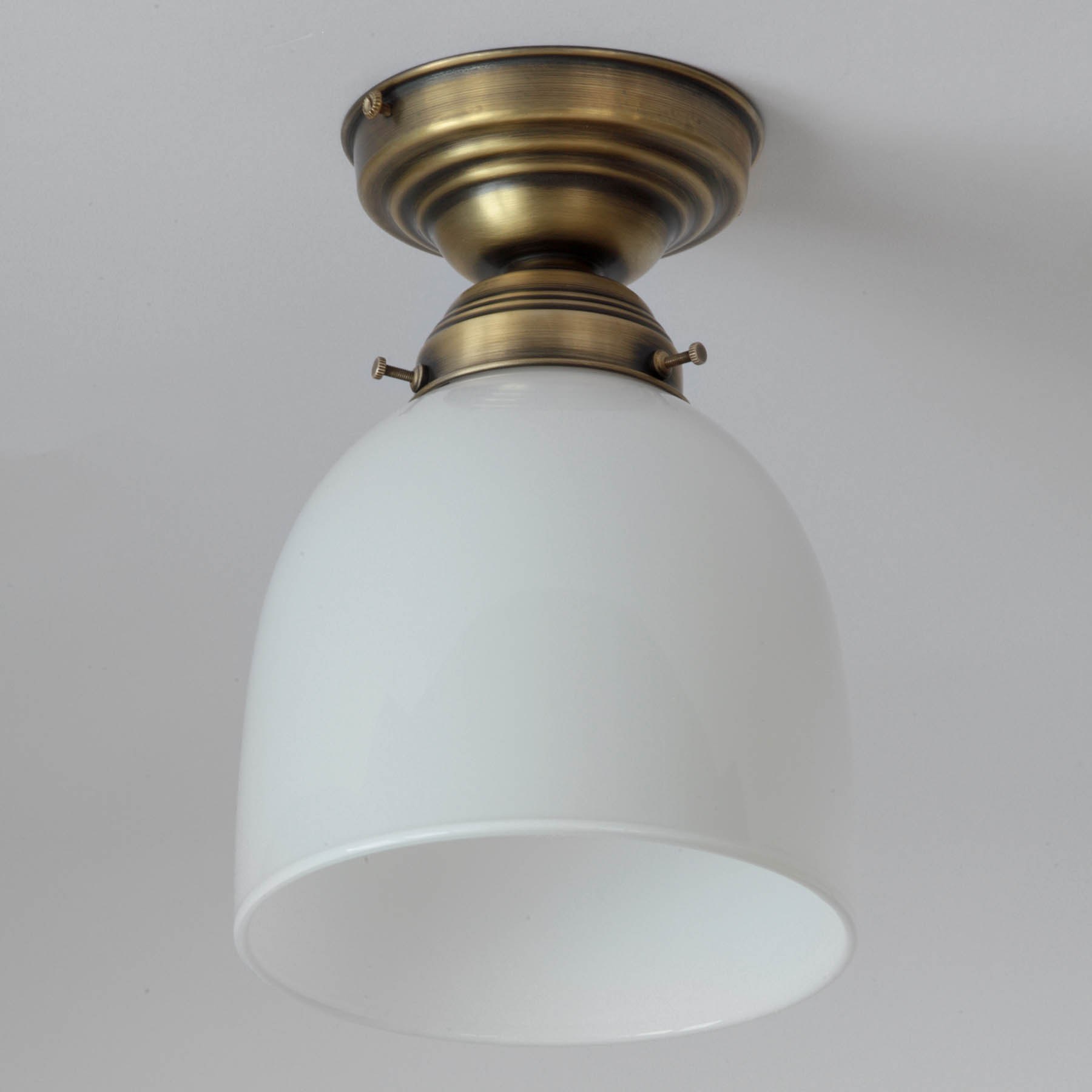 Small Ceiling Light With Opal Glass Ø 15 cm: Antik handpatiniert (Altmessing) 