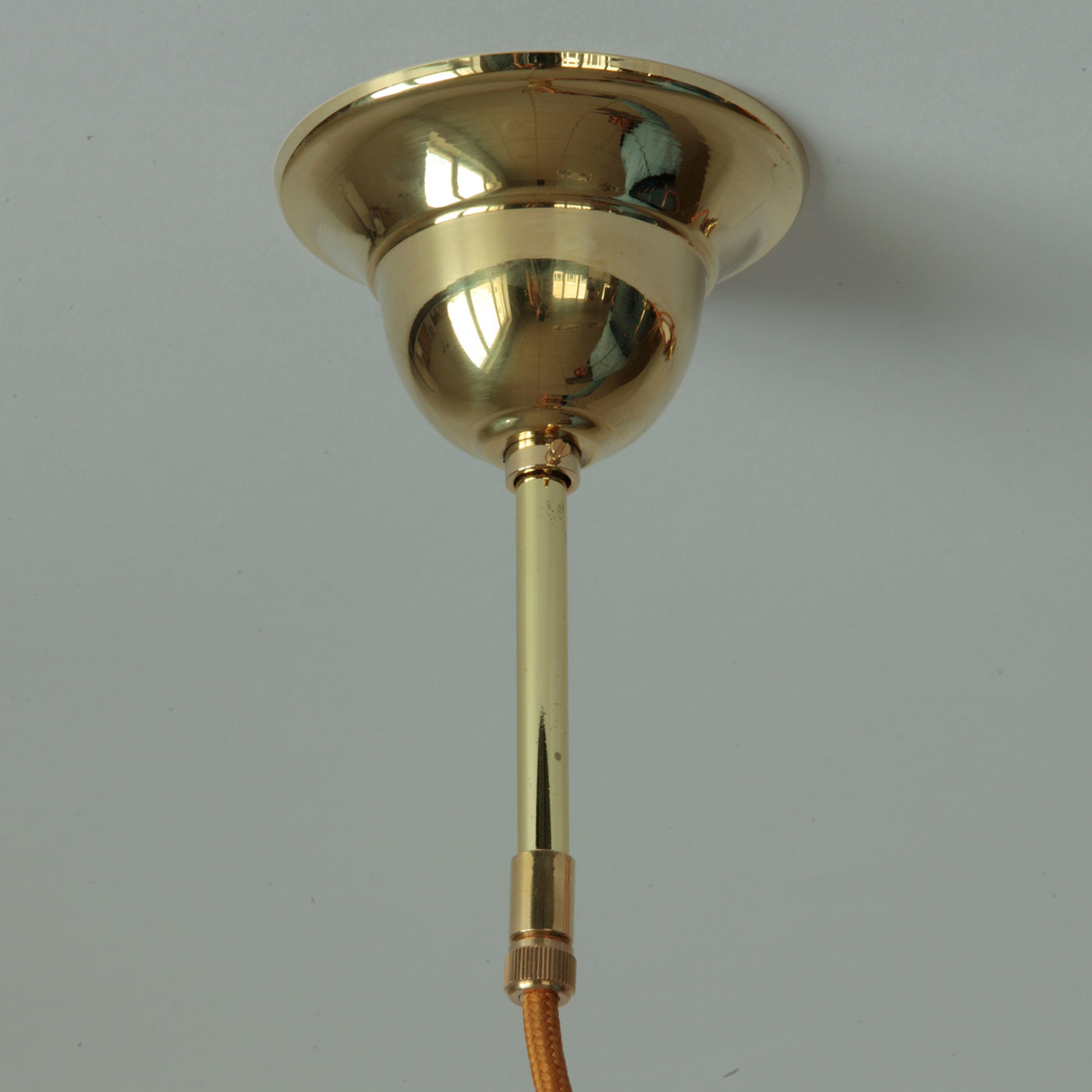 Kleine Messing-Pendelleuchte mit schönem Opalglas-Schirm: Baldachin in der Messing-Oberfläche „poliert, lackiert“