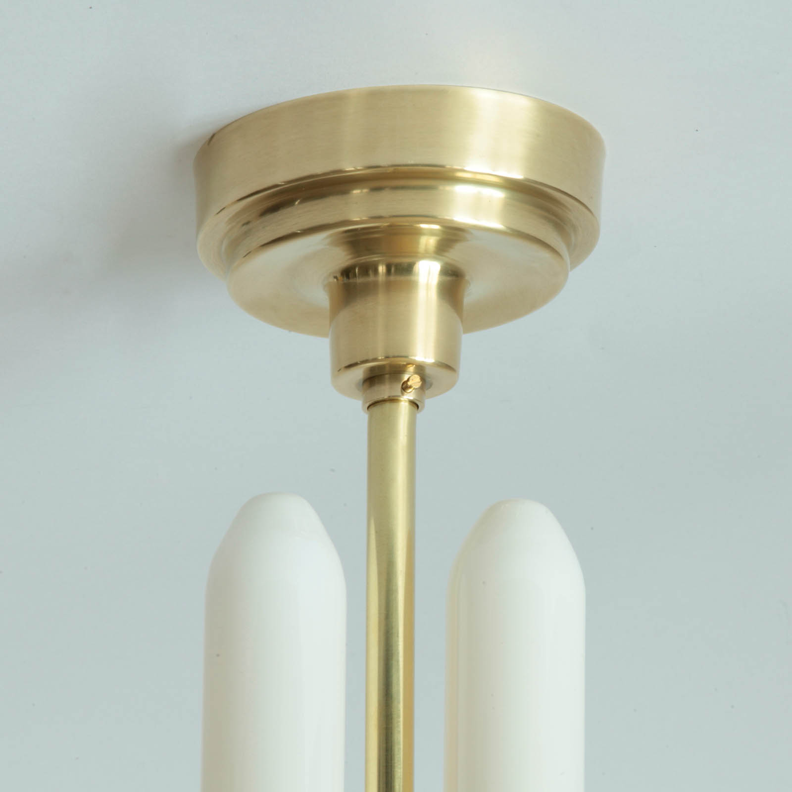Extravagante Kugel-Hängeleuchte mit zwei Röhrenlampen im Art déco-Stil der 30er Jahre: Messing poliert unlackiert