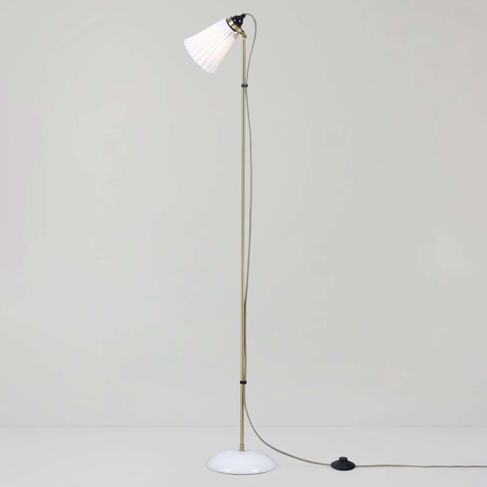 Charmante Stehlampe mit plissiertem Porzellanschirm: Die Ausführung mit Armaturen in Messing satiniert (+ grauem Baumwollkabel)