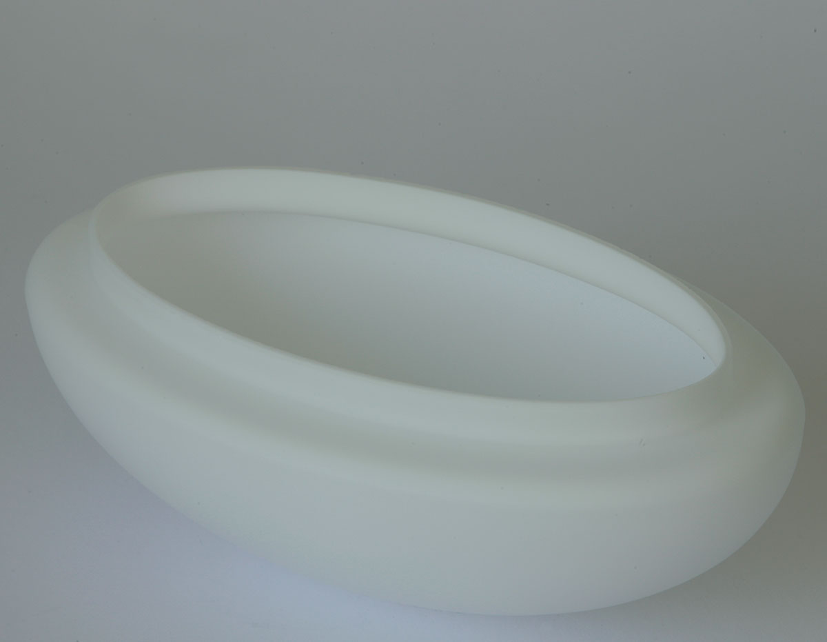 Bild 3: Der ovale, gewölbte Opalglas-Schirm (Größe S) Ovale Glas-Wandleuchte ALVA mit Zierblende: Der ovale, gewölbte Opalglas-Schirm (Größe S)