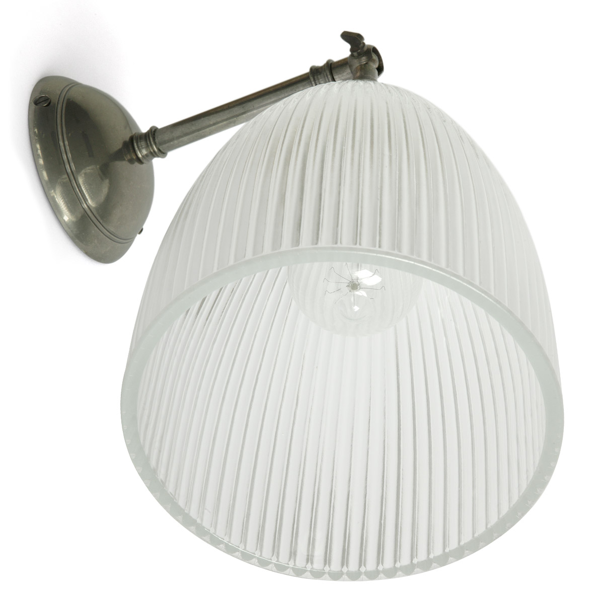 Bild 7: Der prismatische Pressglas-Schirm, Ø 20 cm. Hier Messing „Alt-silbern patiniert“ (ältere Ausführung mit anderem Fassungshalter) Wandleuchte mit Gelenk und großem, prismatischem Glas: Der prismatische Pressglas-Schirm, Ø 20 cm. Hier Messing „Alt-silbern patiniert“ (ältere Ausführung mit anderem Fassungshalter)