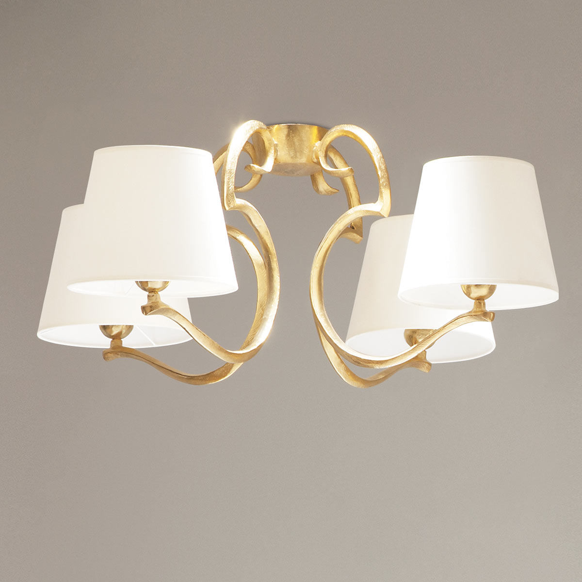 Bild 6: Bronze vergoldet Filigrane Bronze-Deckenleuchte RINCEAU mit vier Textilschirmen: Bronze vergoldet