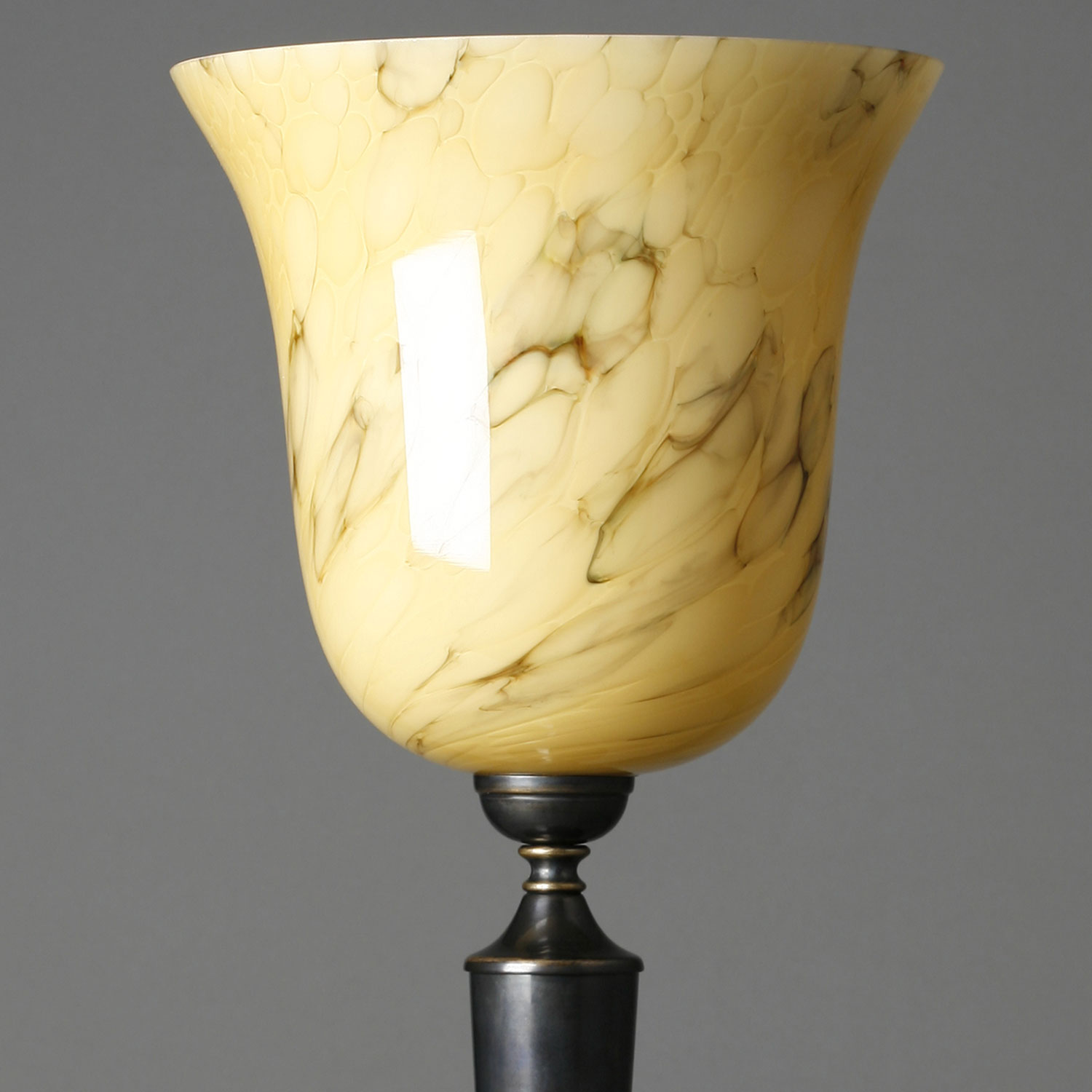 Tischleuchte im Stil der 30er-Jahre mit marmoriertem oder weißem Glas-Kelch: Marmoriertes Opal-Glas