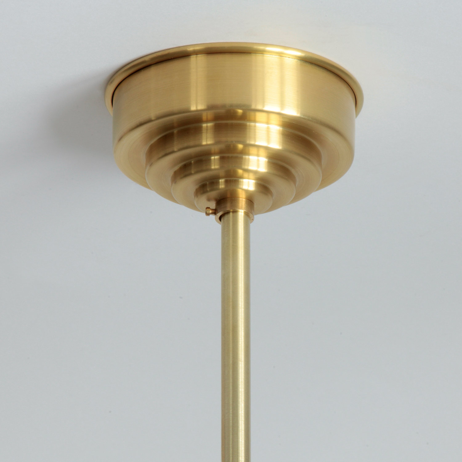 Bild 6: Der Baldachin (Ø 11 cm), hier in Messing natur Stab-Pendelleuchte mit kristallförmigem matten Opalglas: Der Baldachin (Ø 11 cm), hier in Messing natur