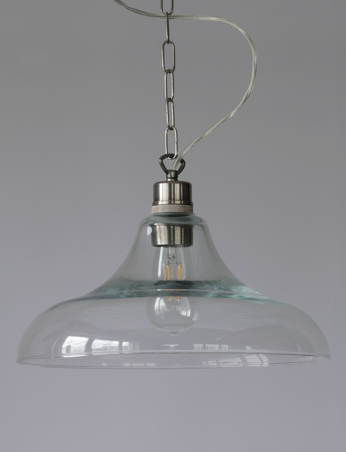 Bild 3: Pendelleuchte mit klarem, geschwungenem Glasschirm, Ø 37 cm, hier „alt-silbern patiniert“ Pendelleuchte mit klarem Glasschirm Ø 37 cm: Pendelleuchte mit klarem, geschwungenem Glasschirm, Ø 37 cm, hier „alt-silbern patiniert“