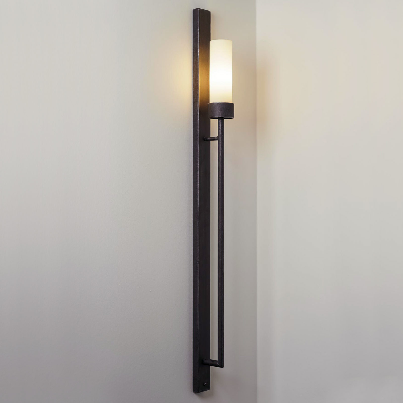 Bild 1: 130 cm hohe Wandleuchte, handgeschiedet, mit opalem Glaszylinder (hier in der Oberfläche „Eisen natur“) Hohe Wandleuchte mit Opalglas-Zylinder, Schmiedeeisen WL3715: 130 cm hohe Wandleuchte, handgeschiedet, mit opalem Glaszylinder (hier in der Oberfläche „Eisen natur“)